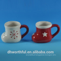 O presente creativo do Natal do presente deu forma à caneca de café cerâmica